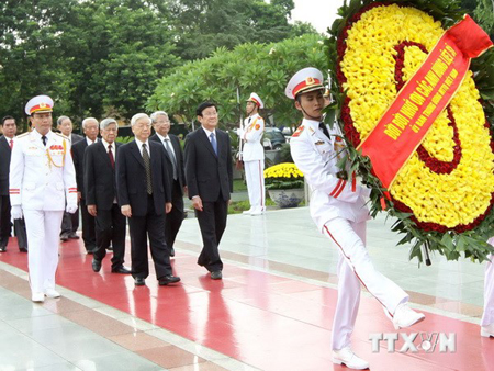 Lãnh đạo Đảng, Nhà nước đặt vòng hoa tại Đài tưởng niệm các anh hùng, liệt sỹ.